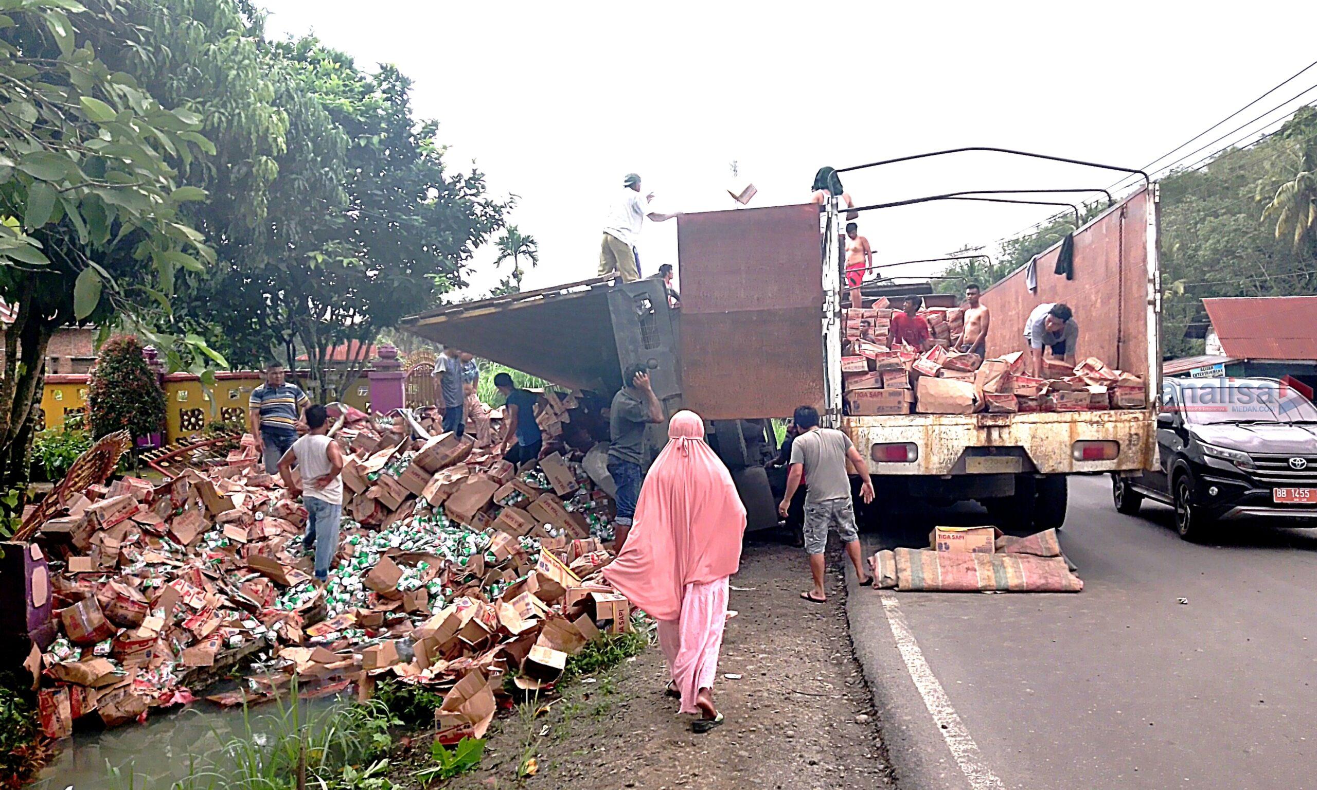 Truck Pengangkut Susu Kemasan Terguling di Jalinsum Simirik, Padangsidimpuan