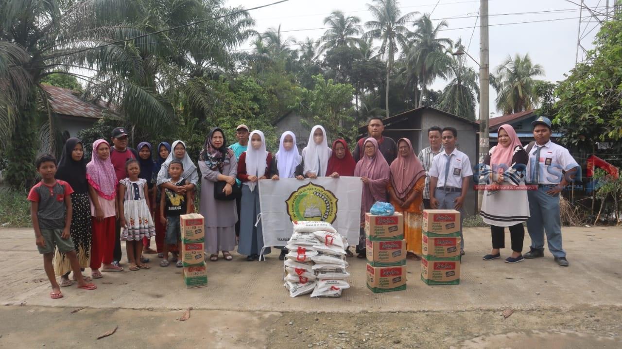SMK Swasta Mustafa Perbaungan Bantu Korban Banjir Desa Senangkong Sergai