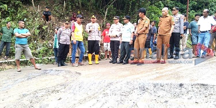Jelang Nataru, Kapolres Dan Kadis PU Tapsel Tinjau Jalan Rusak Batu Jomba Dirikan Pos Pam