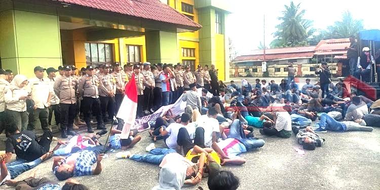 Ratusan Massa Buruh di Paluta Gelar Demo, Minta Bupati Buka Portal Jalan Simangambat