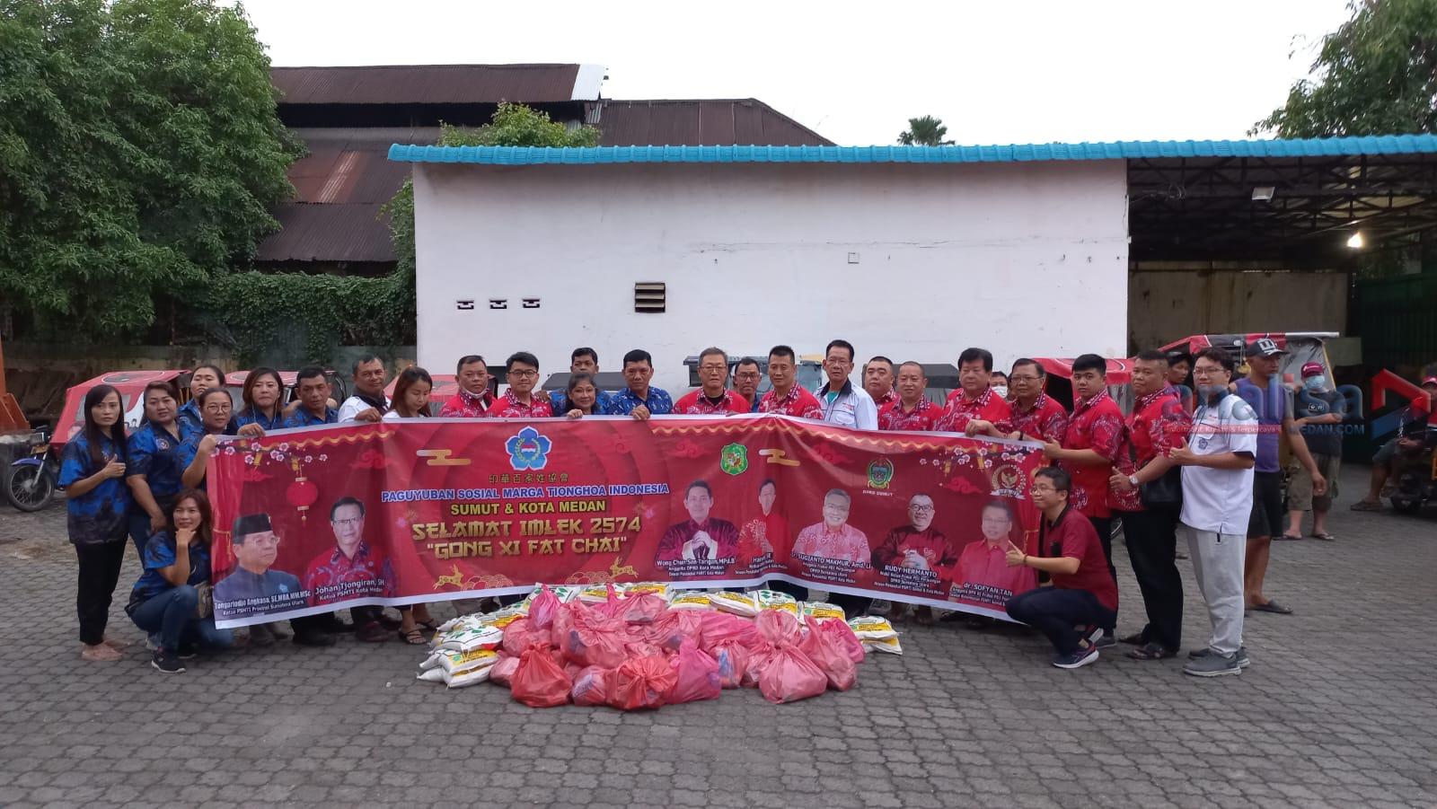 Jelang Imlek, PSMTI Kota Medan dan Kecamatan Bagikan 300 Paket Sembako