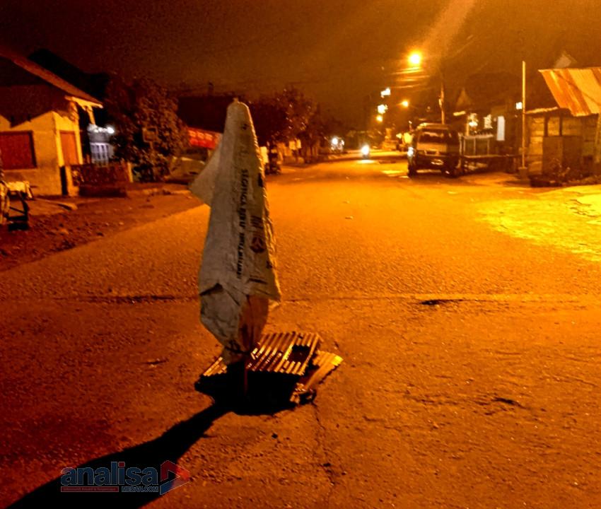 Dikira Kuntilanak! Ternyata Ini Tanda Jalan Rusak di Sidimpuan