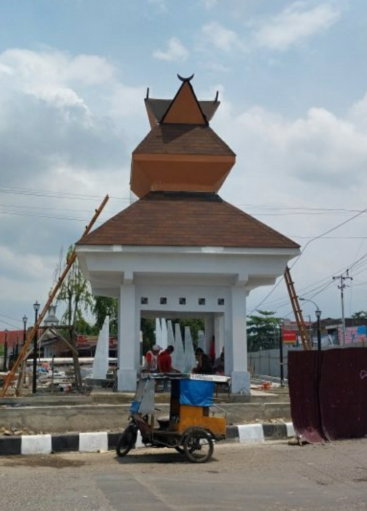 DPRD Medan Minta Ornamen Rumah Adat Karo di Tugu Batas Kota Disempurnakan, Simbol Kepala Kerbau Hilang