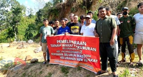 M. Halid Rahman Bersama Warga Gotong royong Bersihkan Tanah Wakaf Perkuburan Wek III