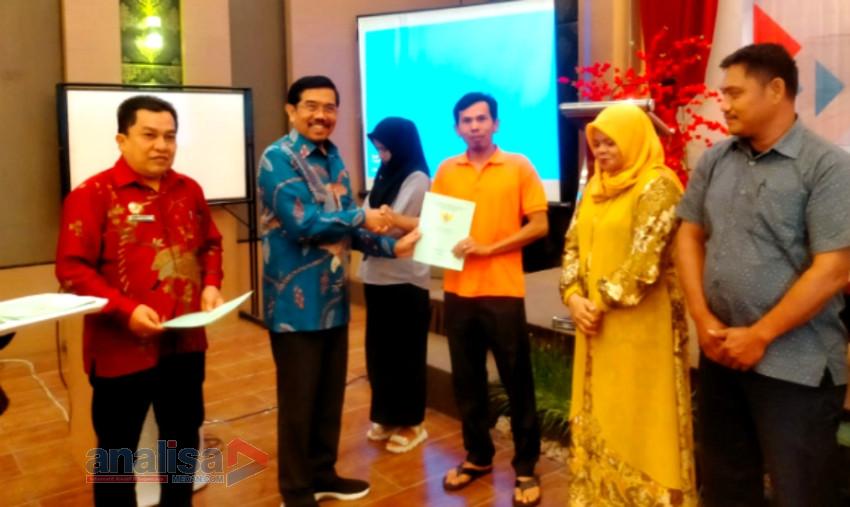 Mantap! Ongku DPR-RI Bagikan Sertifikat Tanah Kepada 16 Warga Padangsidimpuan