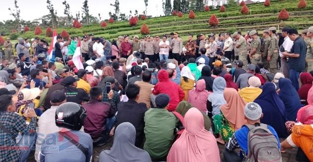 Sama-Sama Diguyur Hujan, Massa Curhatnya Kapolres Tapsel Soal Tanah Adat di Muara Batang Toru