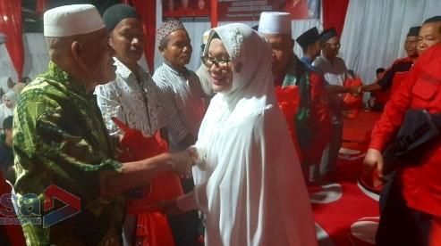 Sambut Idul Fitri, Ketua PDIP Padangsidimpuan Taty Aryani Salurkan Paket Sembako