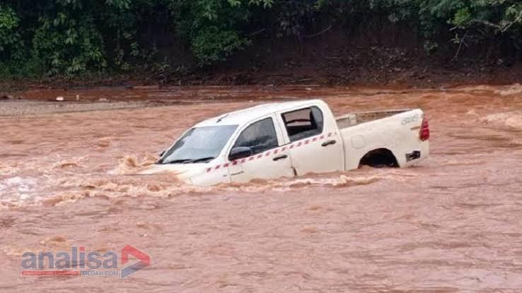 Mobil Hanyut di Tapsel, 6 Meninggal Dunia Dan 2 Masih Pencarian