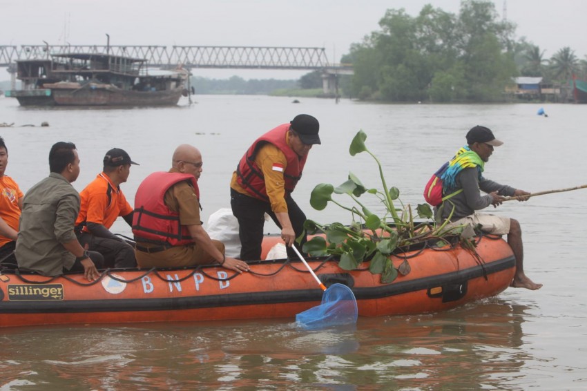 Peringati Hari Lingkungan Hidup, Walikota Tanjungbalai Bersihkan Sampah Plastik di Sungai Asahan