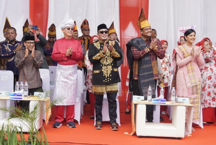 Menawan, Wali dan Wakil Wali Kota Medan Tampil Gunakan Pakaian Adat di Acara 'Colourful Medan Carnival'