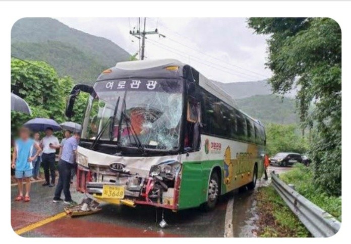 Saat Lakukan Evakuasi Bus Pengangkut Peserta Jambore Dunia Tabrakan