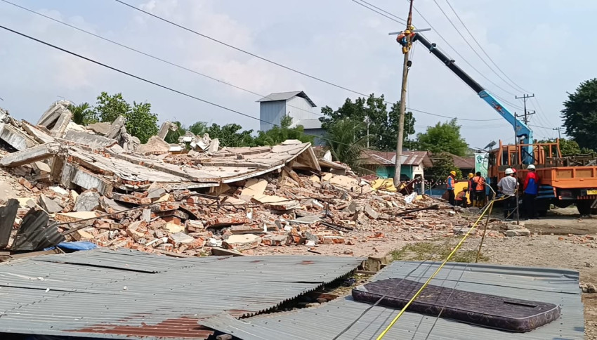 Tujuh Ruko di Tandam Hulu Tiba Tiba Rubuh Rata Tanah