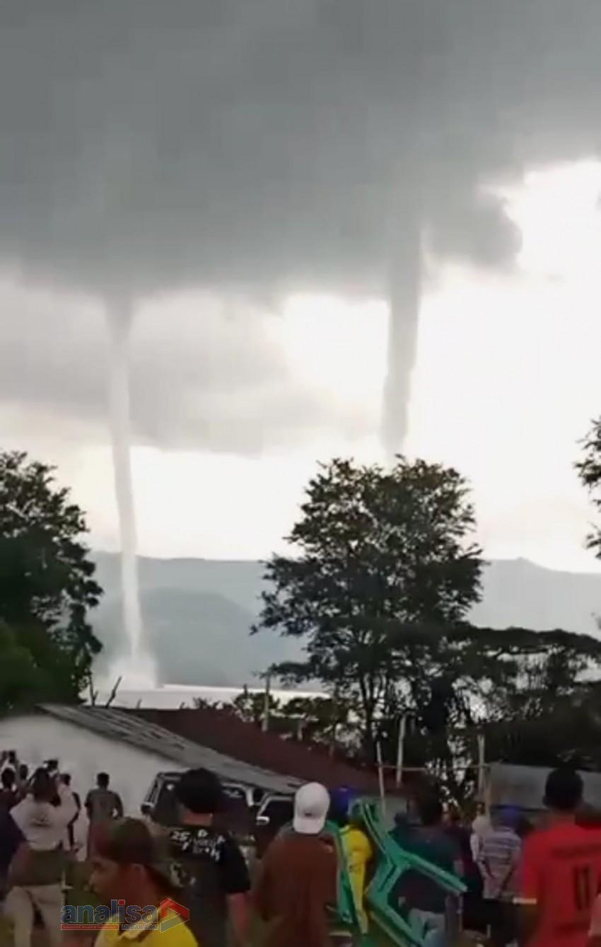 Dua Angin Puting Beliung Menyerupai "Naga" Muncul di Danau Toba Minggu Sore