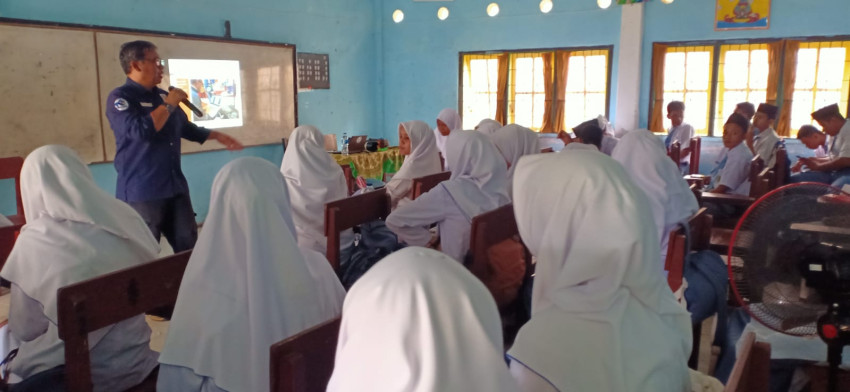 Dosen FISIP UMSU Berikan Literasi Dasar Fotografi dan Foto Jurnalistik di Madrasah Aliyah Negeri II Tanjungpura Langkat