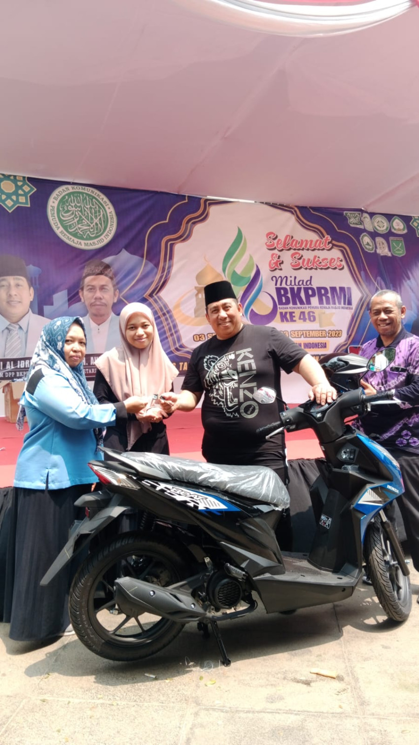 Bahlil Lahadalia Bantu 3 Motor Untuk Guru Mengaji dan Pembersih Masjid pada Milad BKPRMI ke-46