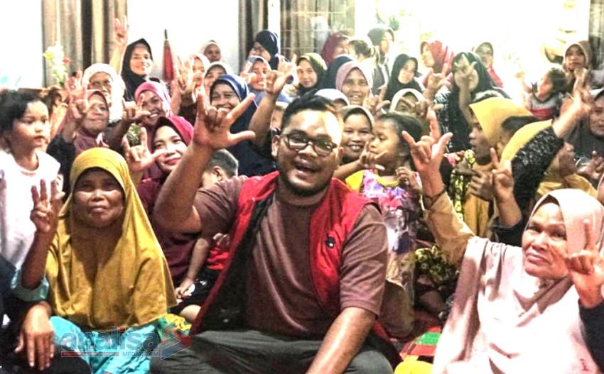Fajar Dalimunthe Disambut Seratusan Emak-Emak di Sabungan Sidimpuan