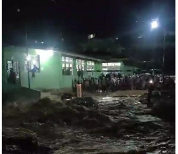 Sungai Meluap, 30 Pondok Pesantren Purba Baru Hanyut, Santri Dievakusi ke Masjid