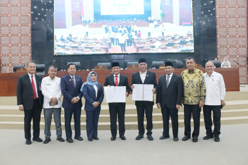 Pj Gubernur Bersama DPRD Sumut Setujui Penetapan Dua Ranperda menjadi Perda