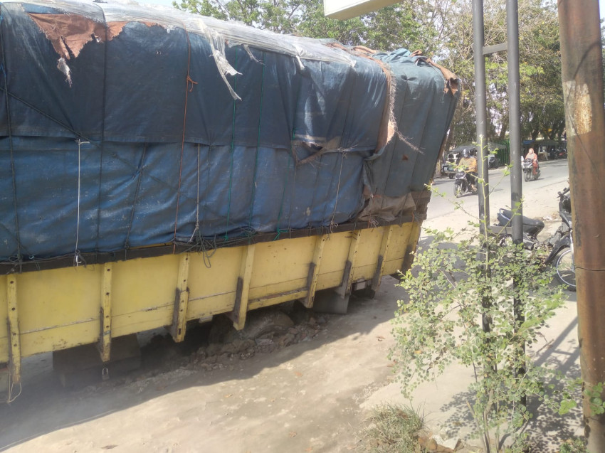 Vendor PLN Kerja Asal Jadi, Truck Muatan Sembako Terperosok di Bekas Lubang Galian Kabel Bawah Tanah
