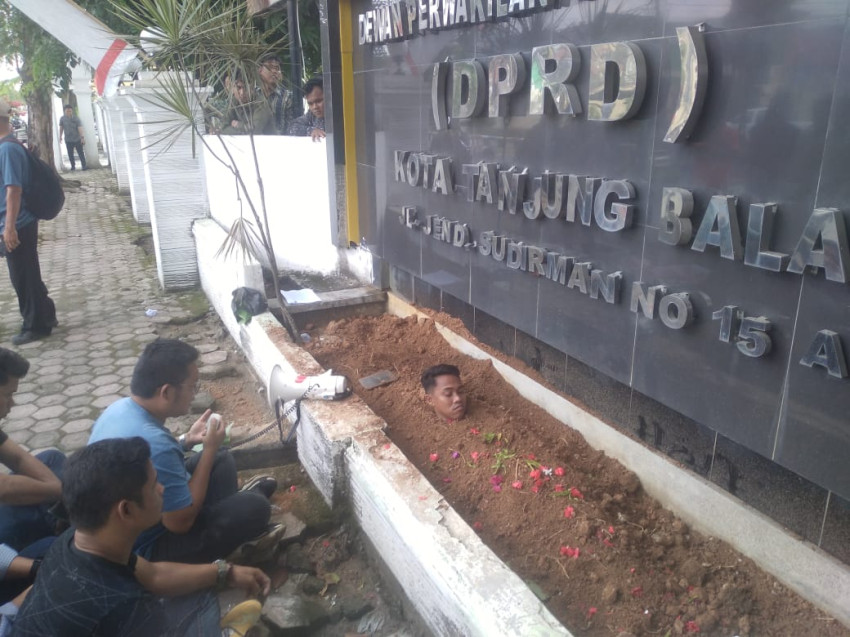 Dugaan Korupsi Dana Hibah Poltan, Aktivis Kubur Diri Di Depan DPRD Tanjungbalai