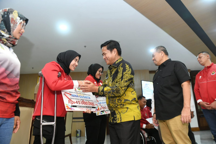 Pj Gubernur Sumut Beri Bonus Rp3,1 Miliar ke Atlet Penyandang Disabilitas