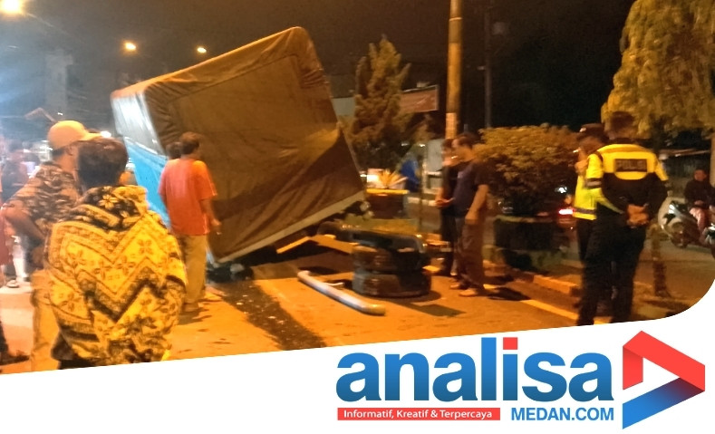 Dini Hari, Truck Colt Diesel Nyungsep di Jalan Imam Bonjol Padangsidimpuan
