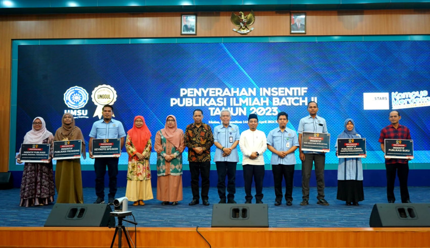 Rektor UMSU Serahkan 3,5 M  Insentif Publikasi Ilmiah Dosen