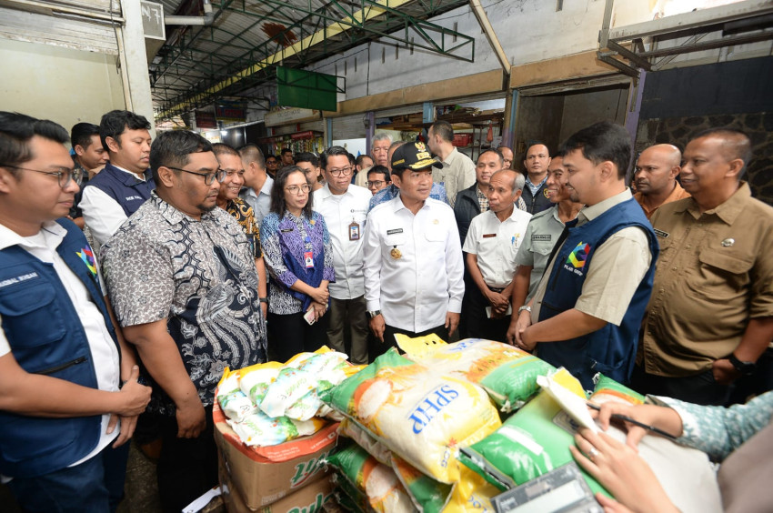 Tinjau Pasar Sei Sikambing Jelang Lebaran, Pj Gubsu: Masyarakat Jangan Panik dan Tetap Belanja dengan Bijak
