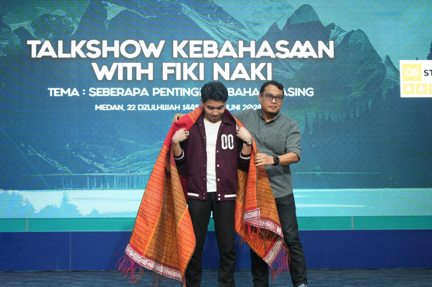 Fiki Naki Disambut Antusias Ratusan Mahasiswa UMSU Berbagi Kiat Sukses Kuasai  Bahasa Asing