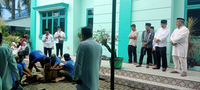 Keluarga Besar UMA Sembelih 28 Hewan Kurban