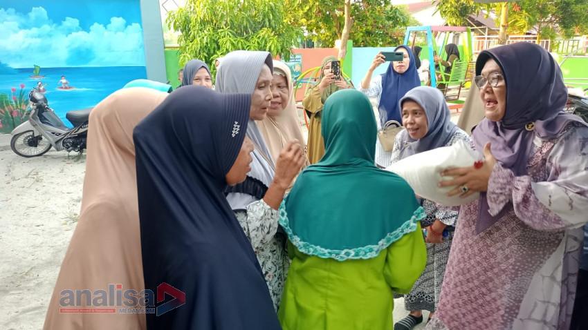 Yayasan Ummu Rahmah Santuni Lansia Pesisir Pantailabu