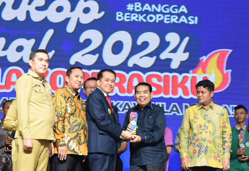 Zainuddin Mars Dianugerahi Tokoh dan Pegiat Koperasi Sumatera Utara