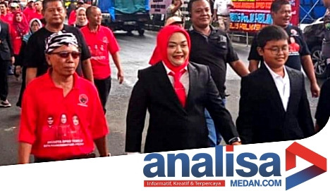 Ratusan Warga Hantarkan Saripah Hanum Ke Gedung Dewan Saat Pelantikan Anggota DPRD Sidimpuan