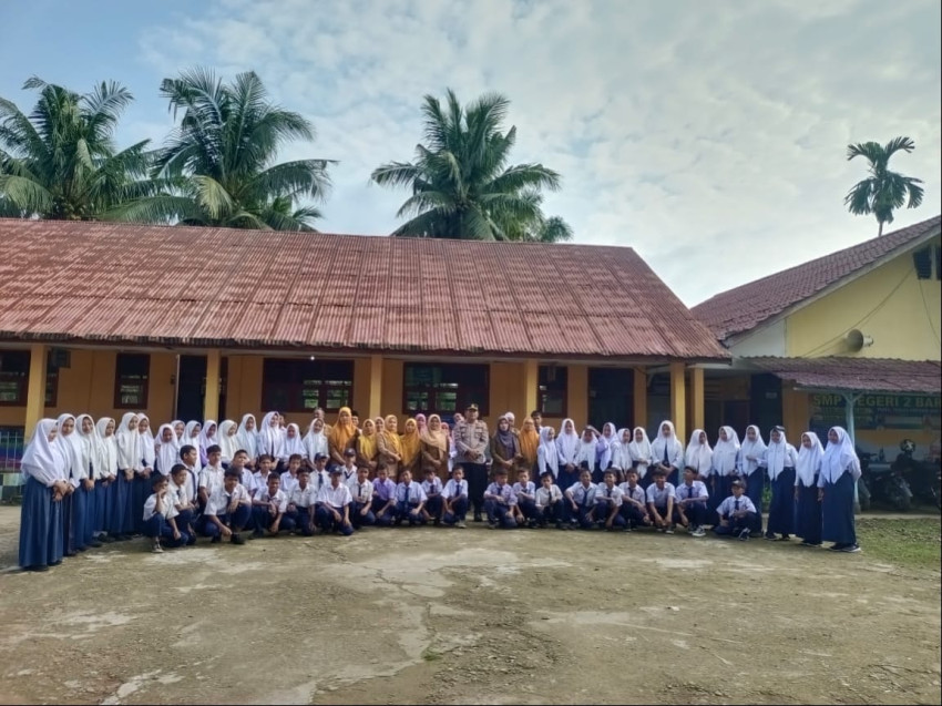 Kasat Binmas Polres Palas Police Goes To School di SMP 2 Barumun