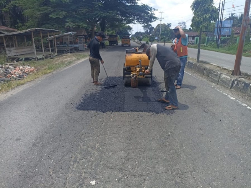 Dinas PUPR Sumut Tambal Sulam Jalan Berlubang di Kabupaten Palas