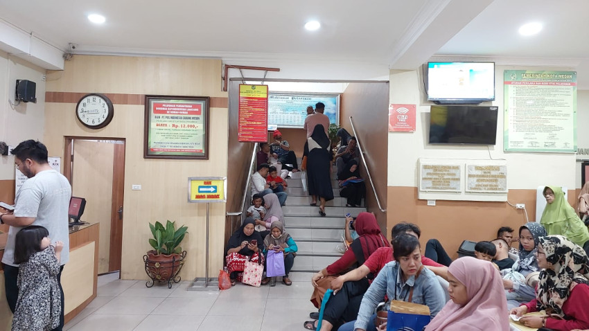 Pelayanan Disdukcapil Medan Layaknya Pasar Sambu, Tangga Dijadikan Tempat Duduk