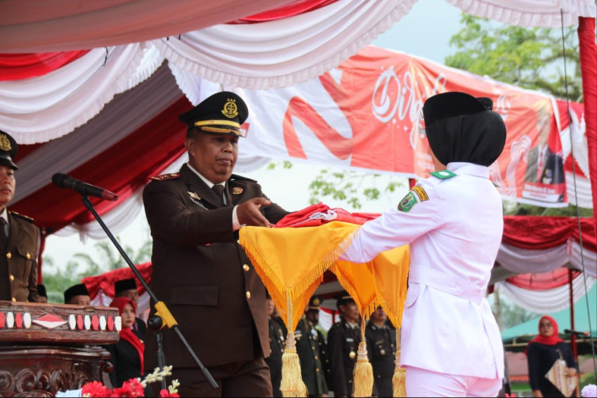 Kajari Irup Penurunan Bendera Peringatan Hari Kemerdekaan RI Ke-79 di Kabupaten  Palas