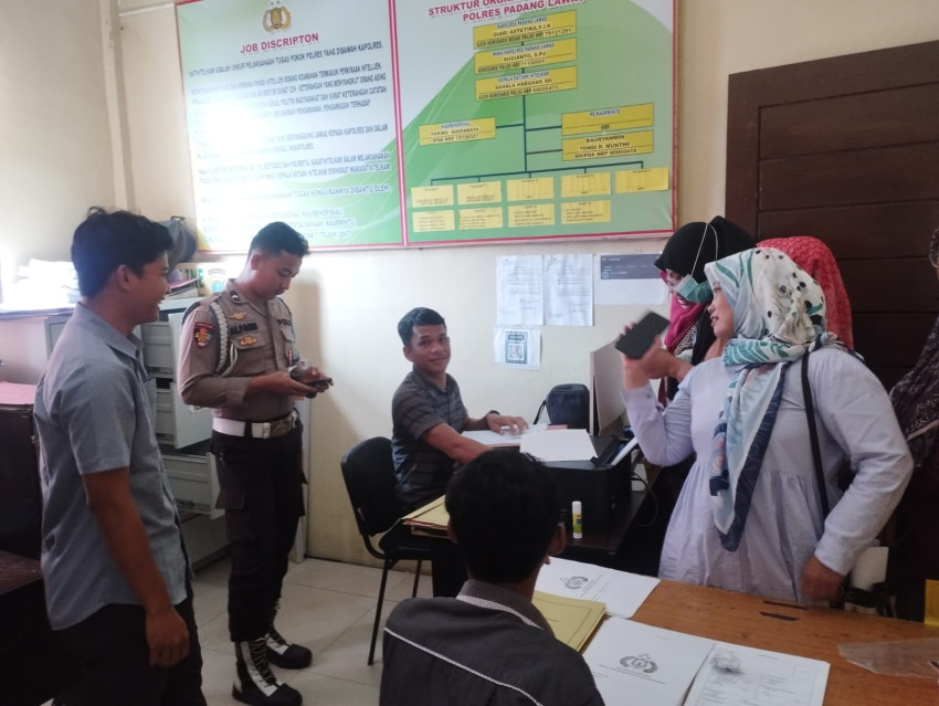 Ratusan Guru Antre di Kantor Polres Palas Urus SKCK