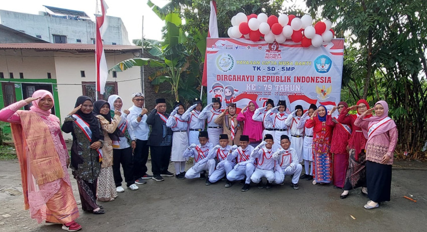Pembina YP Cipta Nusa Bakti Pimpin Upacara HUT RI