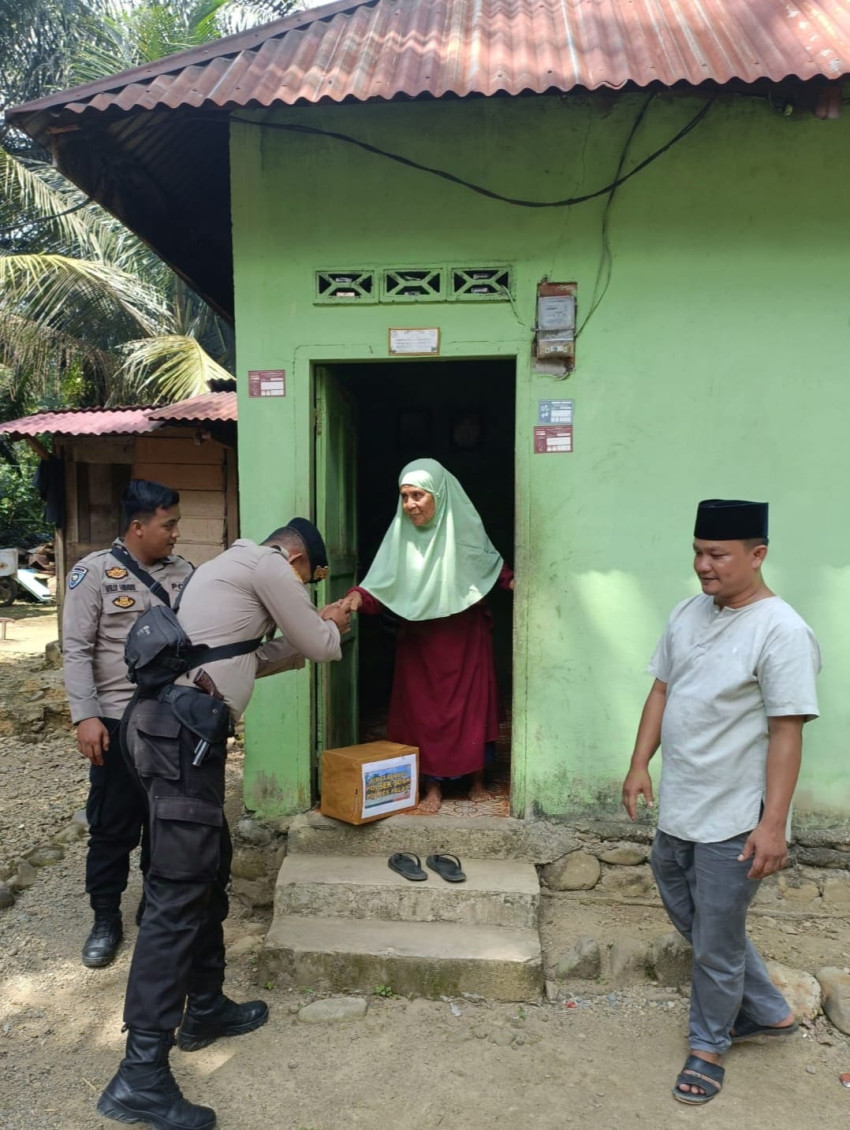 Polsek Sosa Bagi Sembako ke Warga Kurang Mampu di Dua Desa