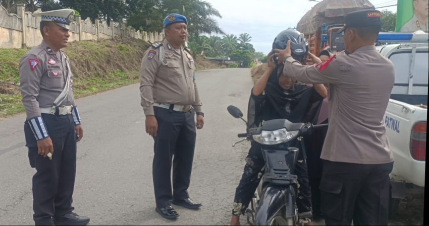 Kapolsek Sosa Bagi Helm Gratis ke Pengendara