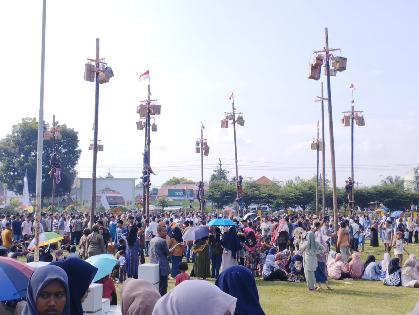 Pemkab Palas Hibur Masyarakat Dengan 17 Batang Pinang Diperlombakan di Ajang Panjat Pinang