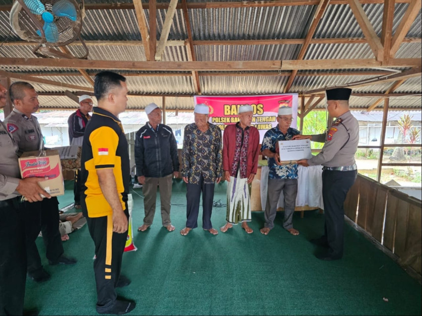 Progam Jumat Curhat, Polsek Barumun Tengah Berikan Bantuan Sembako Kewarga