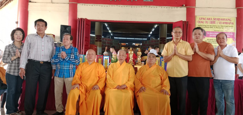 YM Bhiksu Dharma Virya Mahasthavira Pimpin Sembahyang Chau Tu di Yayasan Sosial Marga Ong