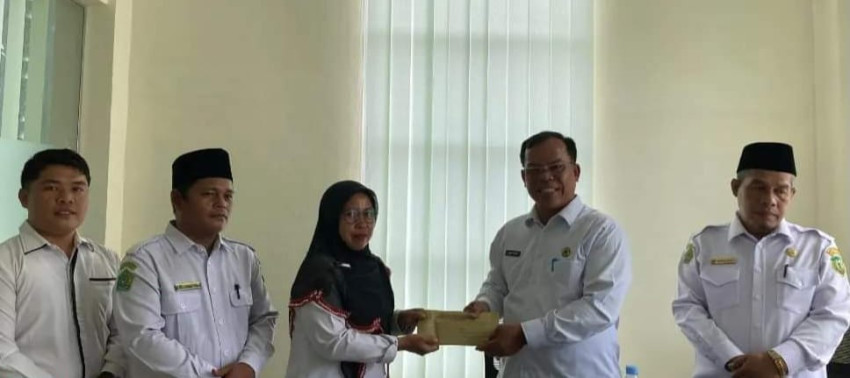 285 Siswa MIN Menerima Bantuan Seragam Sekolah Dari Kemenag Palas