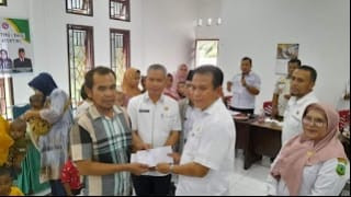 Pj Bupati Palas Serahkan Bantuan Stunting dari Baznas ke KPM