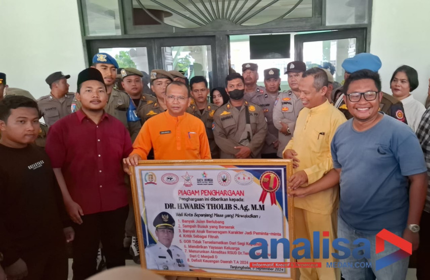Aktivis Beri Walikota Tanjungbalai Bebek dan Penghargaan Berisi Kritik