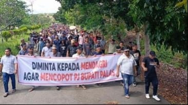 Ratusan Massa Unjukrasa  Minta Mendagri Copot  Pj Bupati Palas Ardan Noor