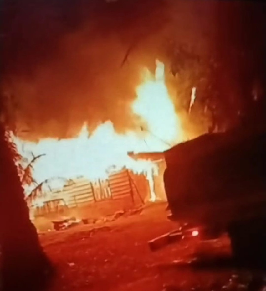 Rumah Semi Permanen Terbakar