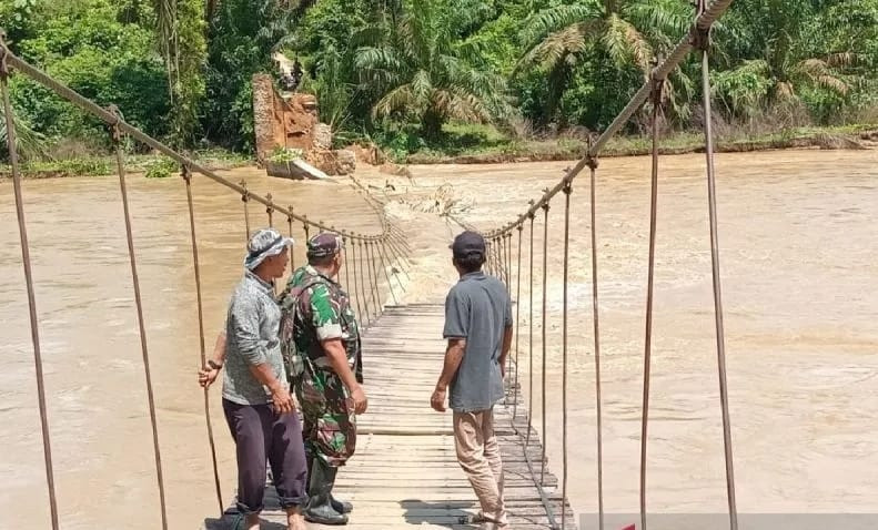 Jembatan Gantung di Palas Roboh Diterjang Banjir